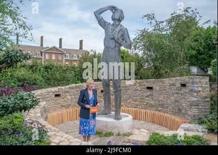 Royal Hospital, Chelsea, London, Großbritannien. 23 Mai 2022. Die RHS Chelsea Flower Show öffnet für die Presse zurück in seinem normalen Early Summer Slot läuft vom 24-28. Mai. Bild: Der Show Garden des Wohlwollenden Fonds der RAF. Bild: Carol Kirkwood, BBC-Wettermoderatorin, im Garten des Wohlwollenden Fonds der RAF. Quelle: Malcolm Park/Alamy Live News. Stockfoto