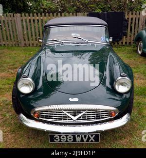 Vorderansicht eines Green, 1961, Daimler SP250, ausgestellt auf der Wickhambreaux Classic Car Show, 2022 Stockfoto