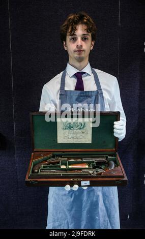 London UK 23 May 2022 Ein seltenes Paar von 32-bore Percussion Target oder Dueling Pistolenvon James Purdey, No. 314½ Oxford Street, London, Nr. 913 und 914 für 1825 mit gebräuntem Twist achteckig gesichtet kratzgerollten Fässern Est £15.000-20.000. Paul Quezada-Neiman/Alamy Live News Stockfoto