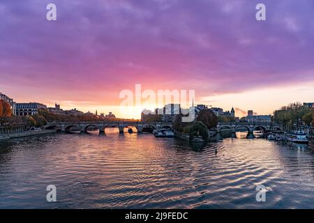 Sonnenaufgang im Herzen von Paris mit Ile de la Cite und Pont Neuf Stockfoto