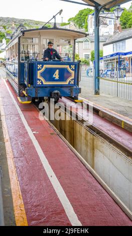 Drahtseilbahn der victorianer, die Touristen mit der Great Orme Tramway auf die Spitze der großen Orme, Llandudno, Wales, bringt. Stockfoto