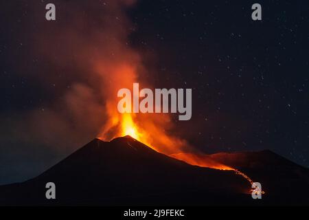 Lava, die aus dem südöstlichen Krater des Ätna, Sizilien, Italien, bei Nacht zu sehen ist. Anfang Mai 2022 wurde in diesem Krater eine neue Spalte eröffnet, die seitdem kontinuierlich aktiv ist. Der Ätna (3357m) ist einer der aktivsten Vulkane der Welt und der höchste in Europa Stockfoto