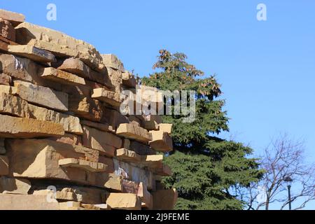 Eine hohe Wand aus Steinen für einen rustikalen Effekt. Stockfoto