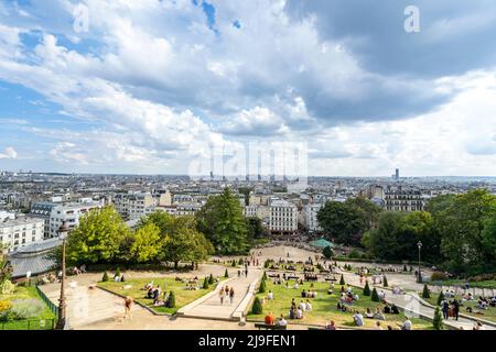 Sonnenaufgang in Paris, Frankreich. Panorama der Stadt vom Hügel von Montmartre am sonnigen Morgen Stockfoto