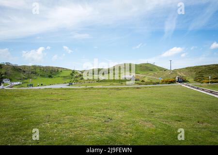 Drahtseilbahn der victorianer, die Touristen mit der Great Orme Tramway auf die Spitze der großen Orme, Llandudno, Wales, bringt. Stockfoto
