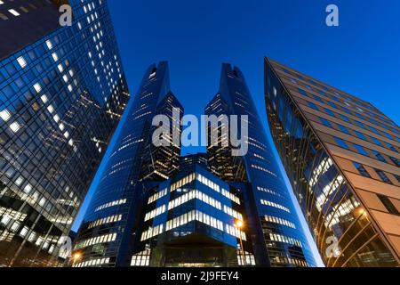 Bürogebäude im Pariser Geschäftsviertel La Defense bei Nacht Stockfoto