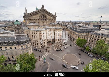 Blick auf das graue Dach, den Dachboden von Paris und die Grand Opera vom Dach des Einkaufszentrums Gallery Lafoyet in Paris, Frankreich Stockfoto