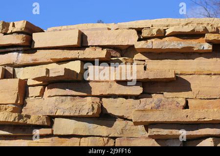 Eine hohe Wand aus Steinen für einen rustikalen Effekt. Stockfoto