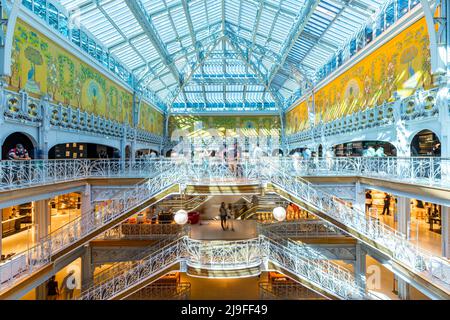 Paris, Frankreich Mai 22. 2022 Innenansicht der Samaritaine-Laden Stockfoto