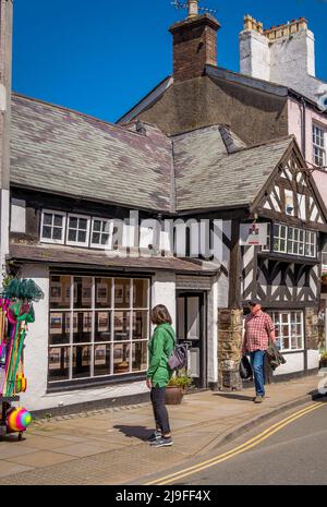 Die Tudor Rose, 32 Castle Street, Beaumaris. Ein Fachwerkhaus, eines der ältesten Gebäude Großbritanniens, Beaumaris, Anglesey, Wales. Stockfoto