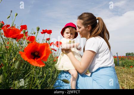 Tochter sitzt in Mütter Schoß in der Natur Stockfoto
