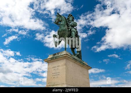 Reiterstatue von Ludwig XIV. (Sonnenkönig) auf dem Platz vor dem Schloss von Versailles. Versailles, Paris, Frankreich. Stockfoto