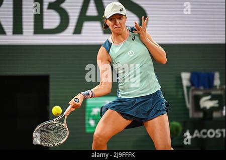 Paris, Frankreich. 23.. Mai 2022. IGA SWIATEK aus Polen während des zweiten Tages von Roland-Garros 2022, French Open 2022, Grand-Slam-Tennisturnier am 23. Mai 2022 im Roland-Garros-Stadion in Paris, Frankreich - Foto Matthieu Mirville/DPPI Credit: DPPI Media/Alamy Live News Stockfoto