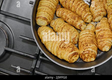 Draufsicht auf geschnittene und gebackene Kartoffeln im Topf. Hausmannskost. Stockfoto