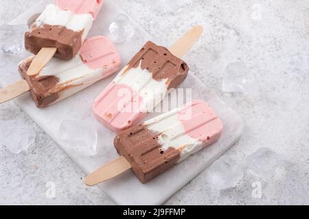 Neapolitanisches Joghurt-Eis-Eis-Eis-Eis Stockfoto