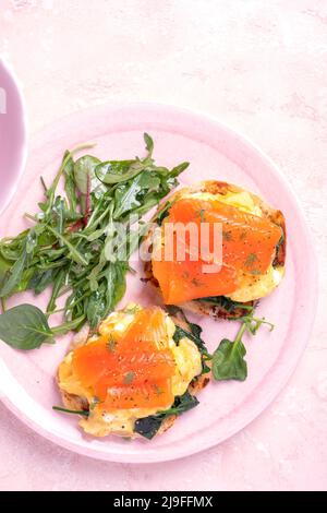 Geräucherter Lachs mit Rührei auf einem gerösteten englischen Muffin. Stockfoto