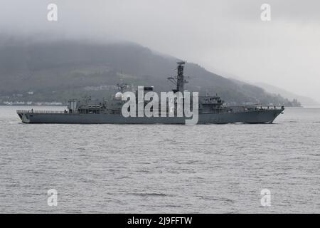 HMS Richmond (F239), eine Fregatte der Typ 23 (oder Duke-Klasse), die von der britischen Royal Navy betrieben wird und Gourock am Firth of Clyde passiert. Stockfoto