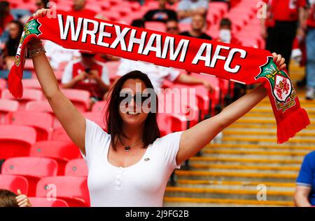 LONDON, ENGLAND - MAI 22: Wrexham-Fans während des Buildbase FA Trophy Finals 2021/2022 zwischen Bromley und Wrexham im Wembley Stadium, London, UK 22. Stockfoto