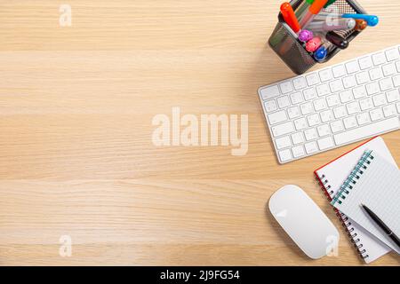 Bürotisch mit Tablet, Smartphone, Stift, Kaffeetasse, Brille und Kaktus, Kopierraum, Draufsicht, flach liegend Stockfoto