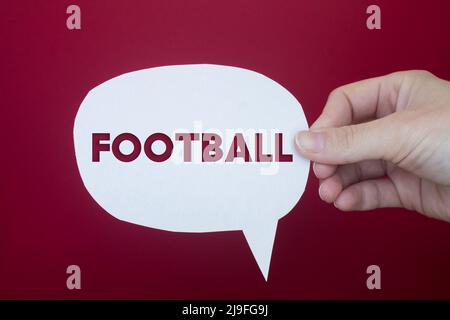 Sprechblase vor farbigem Hintergrund mit Football-Text. Stockfoto