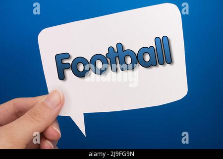 Sprechblase vor farbigem Hintergrund mit Football-Text. Stockfoto