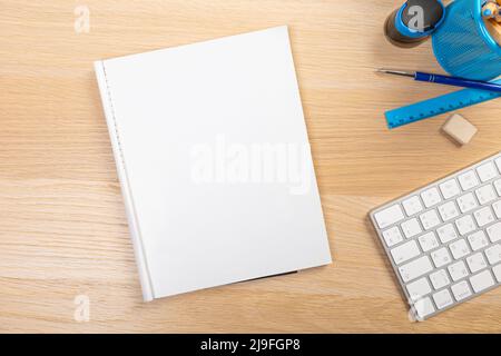 Büromaterial mit Stift und Notizblock-Tastatur auf hellem Holztisch Draufsicht. Arbeiten Sie zu Hause Stockfoto