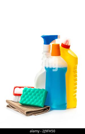 Plastikflasche, Reinigungsschwämme und Handschuhe isoliert auf weißem Hintergrund Stockfoto