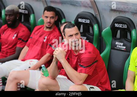 Zlatan Ibrahimovic (AC Mailand) während des Fußballspiels der italienischen Meisterschaft Serie A zwischen US Sassuolo und AC Mailand am 22. Mai 2022 im Mapei Stadium-Citta del Tricolore in Reggio Emilia, Italien - Foto: Nderim Kaceli/DPPI/LiveMedia Stockfoto