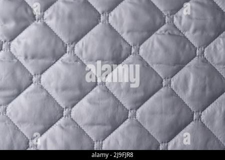 Quadernaht auf silbergrauem Stoff Nahaufnahme Stockfoto