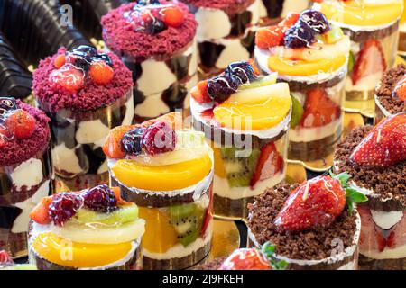 Arten von Kuchen. Kuchen auf dem Display an der Patisserie-Theke. Nahaufnahme Stockfoto