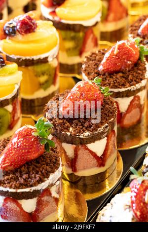 Arten von Kuchen. Kuchen auf dem Display an der Patisserie-Theke. Nahaufnahme Stockfoto