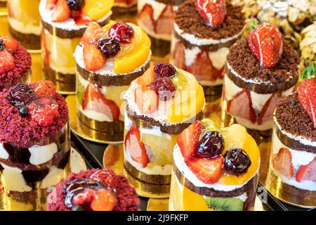 Arten von Kuchen. Kuchen auf dem Display an der Patisserie-Theke. Nahaufnahme Stockfoto