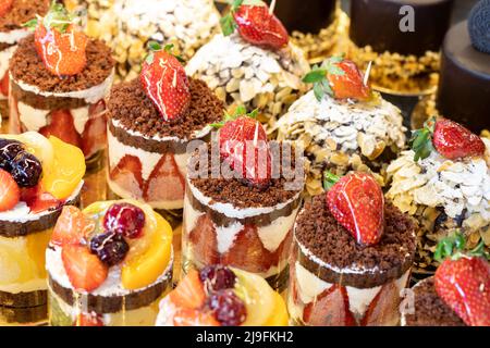 Arten von Kuchen. Kuchen auf dem Display an der Patisserie-Theke. Nahaufnahme Stockfoto