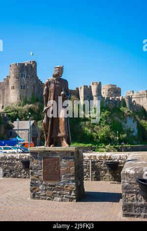 Pembroke Wales, Ansicht des Pembroke Castle mit der Statue von König Heinrich VII. Auf der Mill Bridge in der Northgate Street, Pembroke, Pembrokeshire, Wales, Großbritannien Stockfoto