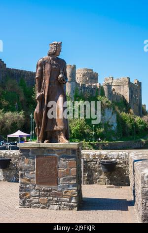 Historisches Wales, Ansicht des Pembroke Castle mit der Statue von König Heinrich VII. Auf der Mill Bridge in der Northgate Street, Pembroke, Pembrokeshire, Wales, Großbritannien Stockfoto