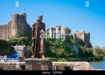 Pembroke Wales, Ansicht des Pembroke Castle mit der Statue von König Heinrich VII. Auf der Mill Bridge in der Northgate Street, Pembroke, Pembrokeshire, Wales, Großbritannien Stockfoto