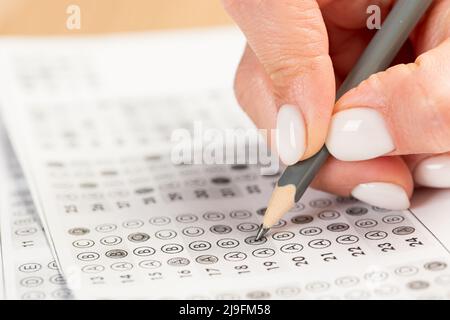 Hand-Füllung in Prüfung-Carbon Computer Papier und Bleistift Stockfoto