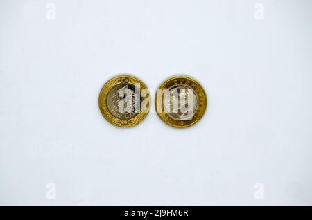 Isolierte Vorder- und Rückseite von 1 Türkische Lira (TL) auf weißem Hintergrund Stockfoto