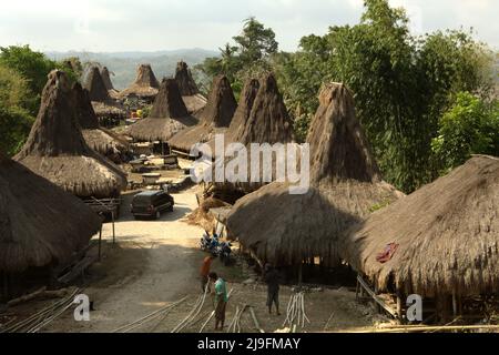 Traditionelle sumbanesische Häuser im traditionellen Dorf Praijing in Tebara, Waikabubak, West Sumba, East Nusa Tenggara, Indonesien. Stockfoto