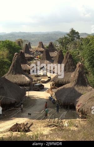 Traditionelle sumbanesische Häuser im traditionellen Dorf Praijing in Tebara, Waikabubak, West Sumba, East Nusa Tenggara, Indonesien. Stockfoto