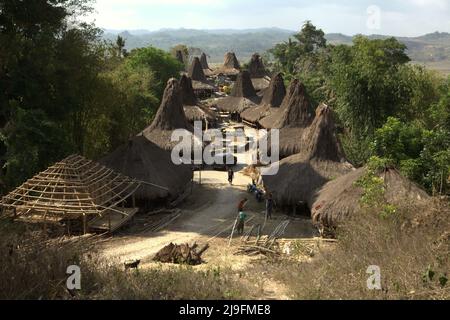 Traditionelle sumbanesische Häuser im traditionellen Dorf Praijing in Tebara, Waikabubak, West Sumba, East Nusa Tenggara, Indonesien. Stockfoto