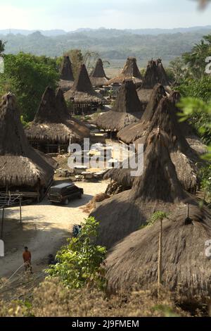 Traditionelle sumbanesische Häuser im traditionellen Dorf Praijing in Tebara, Waikabubak, West Sumba, East Nusa Tenggara, Indonesien. Stockfoto