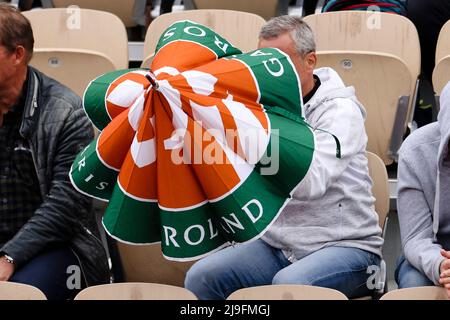 23. Mai 2022, Frankreich, Paris: Tennis: Grand Slam/WTA Tour - French Open, Singles, Frauen, 1. Runden, Dodin (Frankreich) - Petkovic (Deutschland). Ein Mann öffnet einen Regenschirm. Foto: Frank Molter/dpa Stockfoto