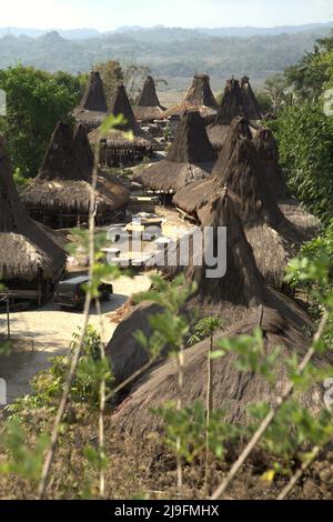 Traditionelle sumbanesische Häuser im traditionellen Dorf Praijing in Tebara, Waikabubak, West Sumba, East Nusa Tenggara, Indonesien. Stockfoto