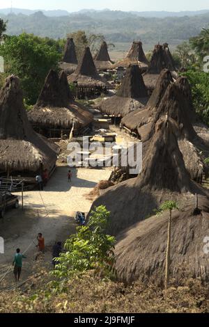 Traditionelle sumbanesische Häuser im traditionellen Dorf Praijing in Tebara, Waikabubak, West Sumba, East Nusa Tenggara, Indonesien. Stockfoto