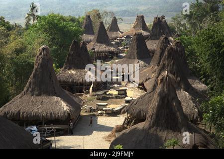 Traditionelle sumbanesische Häuser im traditionellen Dorf Praijing in Tebara, Waikabubak, West Sumba, East Nusa Tenggara, Indonesien. Stockfoto