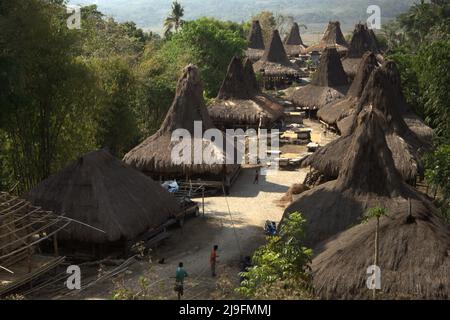 Traditionelle sumbanesische Häuser im traditionellen Dorf Praijing in Tebara, Waikabubak, West Sumba, East Nusa Tenggara, Indonesien. Stockfoto