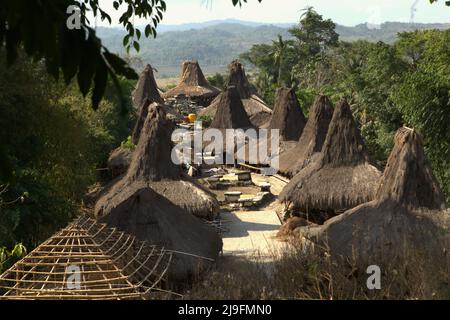 Traditionelle sumbanesische Häuser im traditionellen Dorf Praijing in Tebara, Waikabubak, West Sumba, East Nusa Tenggara, Indonesien. Stockfoto