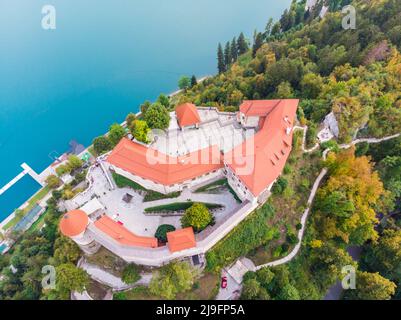 Luftpanorama des Bleder Sees und der Burg von Bled, Slowenien, Europa. Luftdrohnen-Fotografie Stockfoto