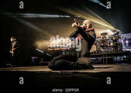 Kopenhagen, Dänemark. 21., Mai 2022. Die schottische Rockband Simple Minds spielt ein Live-Konzert in den KB Hallen auf dem Frederiksberg, Kopenhagen. Hier ist Sänger, Songwriter und Musiker Jim Kerr live auf der Bühne zu sehen. (Foto: Gonzales Photo - Thomas Rungstrom). Stockfoto